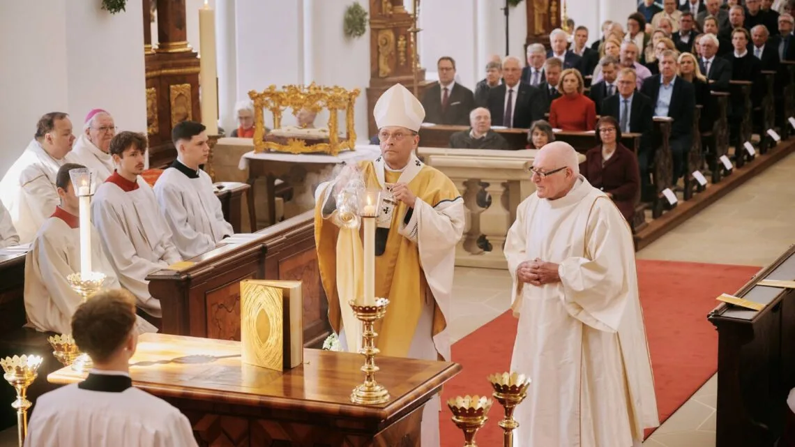 Erzbischof Herwig Gössl beweihräuchert den Altar. / Foto:
Stadtarchiv Bamberg, Jürgen Schraudner
