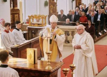 Erzbischof Herwig Gössl beweihräuchert den Altar. / Foto:
Stadtarchiv Bamberg, Jürgen Schraudner
