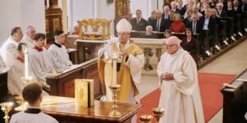 „Die Krone Bambergs“ erstrahlt in neuem Glanz 13 Erzbischof Herwig Gössl beweihräuchert den Altar. / Foto:
Stadtarchiv Bamberg, Jürgen Schraudner