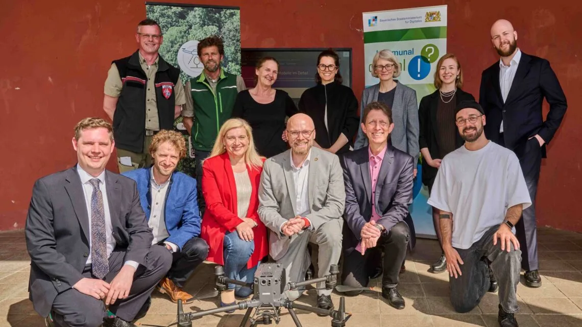 o. v. l. n. r. Johannes Hölzel  (Forstamtsleiter Stadt
Bamberg), Michael Weber (Hauptverantwortlicher Baumpfleger Stadt
Bamberg), Prof. Dr. Ute Schmid (Universität Bamberg), Christina
Harwarth-Nassauer (Projektmanagerin Bayern Innovativ), Dr.
Susanne Klöpping (Referatsleiterin Staatsministerium für Digitales),
Arina Trube (Projektorganisation Bayern Innovativ), Simon Kempe
(Projektmanager Bayern Innovativ); u. v. l. n. r. Zweiter Bürgermeister
Jonas Glüsenkamp, zukünftiger Oberbürgermeister Sebastian
Niedermaier, Stadträtin Melanie Huml, Bayerischer Staatsminister für
Digitales Dr. Fabian Mehring, Sascha Götz (Programmleiter Smart City
Bamberg), Jonas Troles (Projektmanager BaKIM). Quelle: Stadtarchiv Bamberg, Jürgen Schraudner