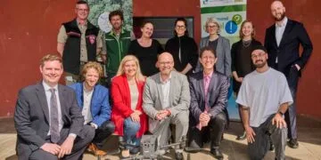 BaKIM-Webapplikation startet in Bamberg 13 o. v. l. n. r. Johannes Hölzel (Forstamtsleiter Stadt
Bamberg), Michael Weber (Hauptverantwortlicher Baumpfleger Stadt
Bamberg), Prof. Dr. Ute Schmid (Universität Bamberg), Christina
Harwarth-Nassauer (Projektmanagerin Bayern Innovativ), Dr.
Susanne Klöpping (Referatsleiterin Staatsministerium für Digitales),
Arina Trube (Projektorganisation Bayern Innovativ), Simon Kempe
(Projektmanager Bayern Innovativ); u. v. l. n. r. Zweiter Bürgermeister
Jonas Glüsenkamp, zukünftiger Oberbürgermeister Sebastian
Niedermaier, Stadträtin Melanie Huml, Bayerischer Staatsminister für
Digitales Dr. Fabian Mehring, Sascha Götz (Programmleiter Smart City
Bamberg), Jonas Troles (Projektmanager BaKIM). Quelle: Stadtarchiv Bamberg, Jürgen Schraudner