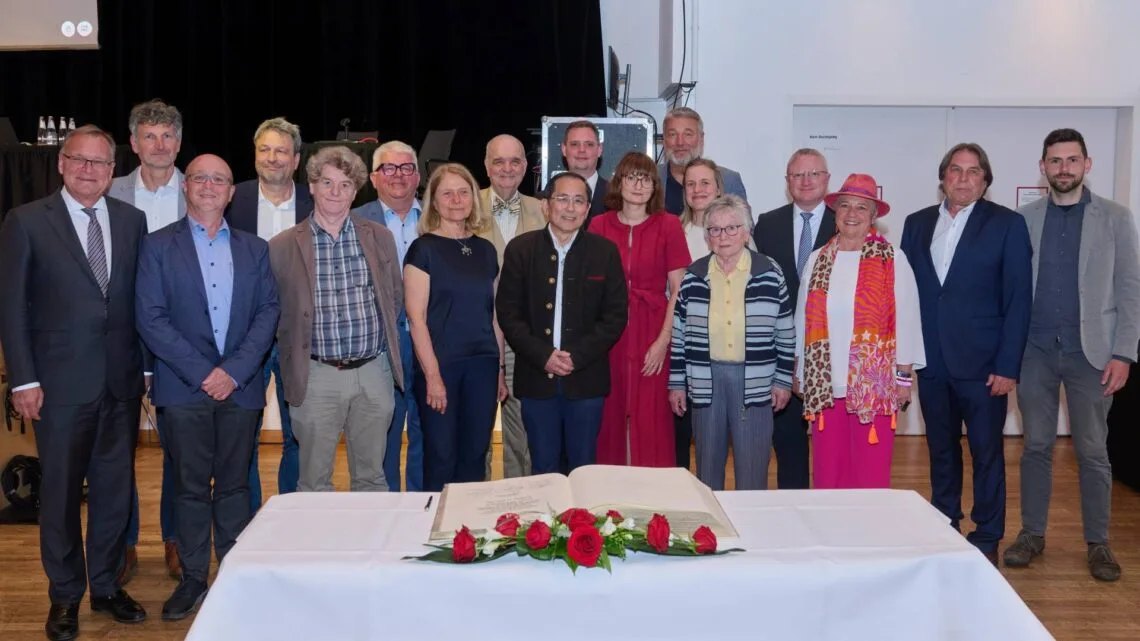 „Sie haben einen wichtigen Beitrag zum Gelingen unserer
Demokratie geleistet“: Die ausscheidenden Stadträtinnen und
Stadträte mit Oberbürgermeister Andreas Starke und den beiden
Bürgermeistern. Quelle: Stadtarchiv Bamberg, Jürgen Schraudner