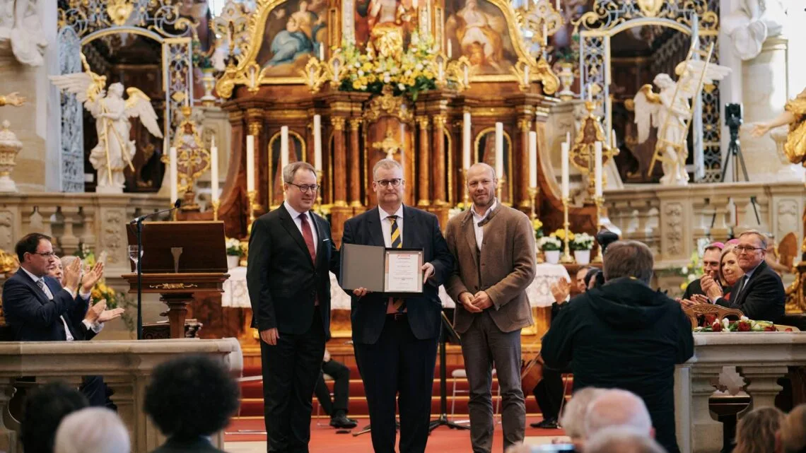 Regierungspräsident und Vorsitzender der
Oberfrankenstiftung, Florian Luderschmid (l.), zeichnet gemeinsam
mit Geschäftsführer Stefan Seewald (r.) den Bamberger Finanz- und
Stiftungsreferent Bertram Felix mit dem Denkmalpreis der
Oberfrankenstiftung aus. Quelle: Stadtarchiv Bamberg, Jürgen Schraudner
