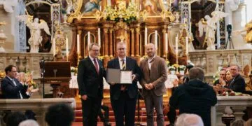 Finanzreferent Felix spendet Denkmalpreis für St. Michael in Bamberg 14 Regierungspräsident und Vorsitzender der
Oberfrankenstiftung, Florian Luderschmid (l.), zeichnet gemeinsam
mit Geschäftsführer Stefan Seewald (r.) den Bamberger Finanz- und
Stiftungsreferent Bertram Felix mit dem Denkmalpreis der
Oberfrankenstiftung aus. Quelle: Stadtarchiv Bamberg, Jürgen Schraudner