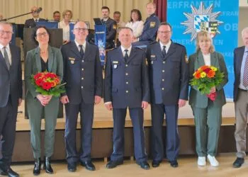 Amtswechsel bei der Polizeiinspektion Bamberg-Stadt 12 v.l.n.r.: Andreas Starke · Laura und Florian Mayer · Armin Schmelzer · Rainer und Heidemarie Schmeußer · Bruno Kellner © Polizei Oberfranken