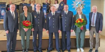 Amtswechsel bei der Polizeiinspektion Bamberg-Stadt 12 v.l.n.r.: Andreas Starke · Laura und Florian Mayer · Armin Schmelzer · Rainer und Heidemarie Schmeußer · Bruno Kellner © Polizei Oberfranken