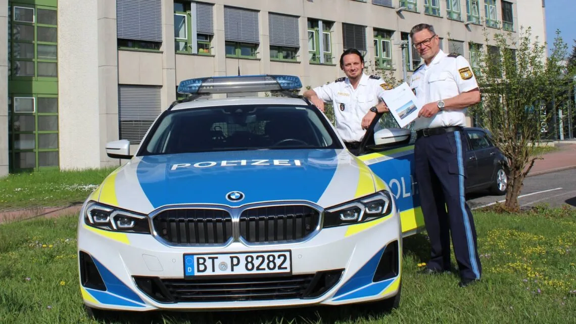 Bild der Dienststellenleitung der PI Bamberg-Land (links: Polizeihauptkommissar Oliver Strickroth, stellv. Dienststellenleiter; rechts: Polizeidirektor Alexander Streng, Dienststellenleiter). Quelle: Polizeiinspektion Bamberg-Land