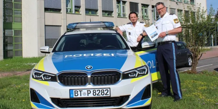 Bild der Dienststellenleitung der PI Bamberg-Land (links: Polizeihauptkommissar Oliver Strickroth, stellv. Dienststellenleiter; rechts: Polizeidirektor Alexander Streng, Dienststellenleiter). Quelle: Polizeiinspektion Bamberg-Land