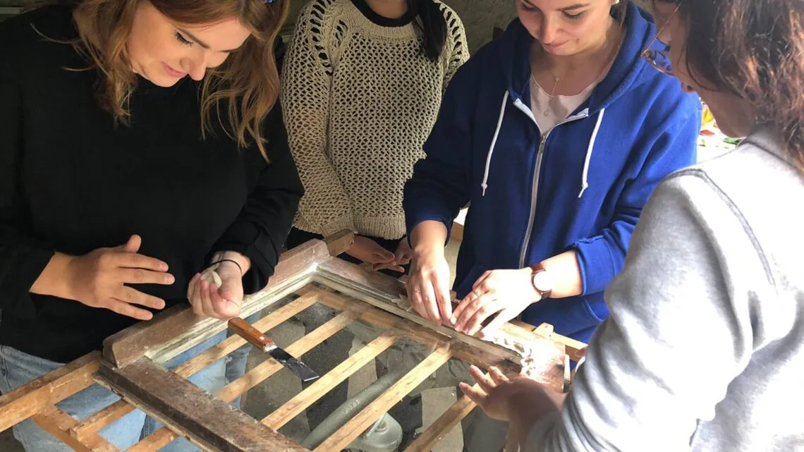 An der Hochschule Coburg beschäftigen sich Studierende bereits jetzt mit traditionellen Methoden und Materialien – gemeinsam mit der HWK zu Oberfranken und der Universität Bamberg entsteht der Studiengang 'Bauerhalt und traditionelle Werktechniken'./ Prof. Markus Schlempp/Hochschule Coburg