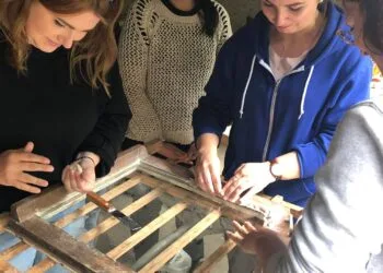 Neuer Studiengang Bauerhalt an der Uni Bamberg 18 An der Hochschule Coburg beschäftigen sich Studierende bereits jetzt mit traditionellen Methoden und Materialien – gemeinsam mit der HWK zu Oberfranken und der Universität Bamberg entsteht der Studiengang 'Bauerhalt und traditionelle Werktechniken'./ Prof. Markus Schlempp/Hochschule Coburg