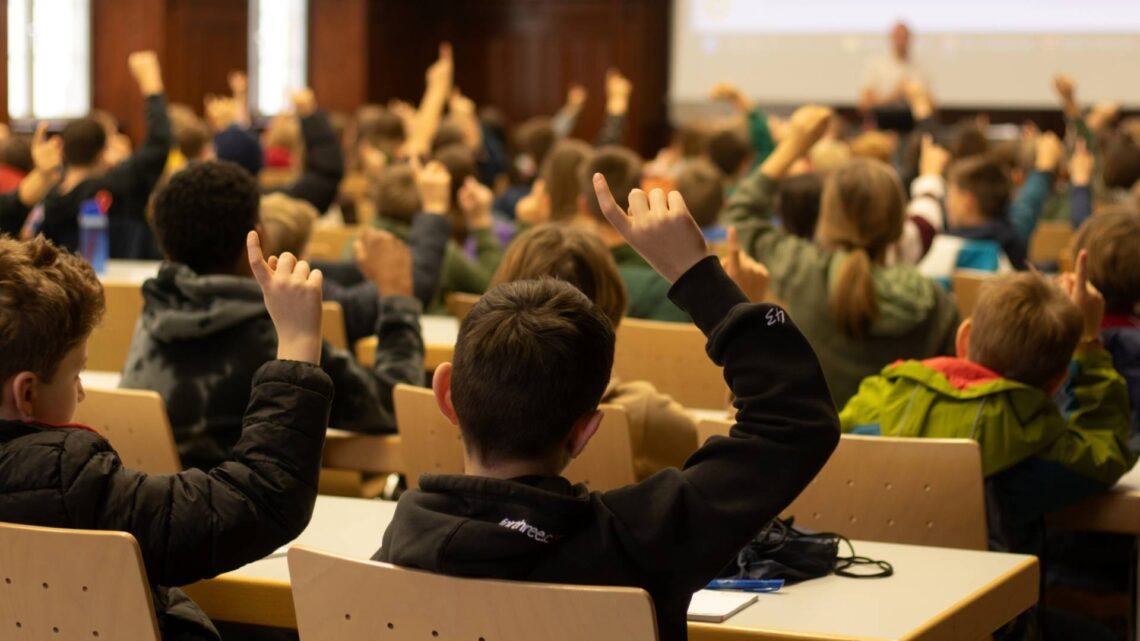 Kinder-Uni Bamberg 2026: Forschen, Staunen, Verstehen 10 Im vergangenen Jahr haben die Kinder eifrig bei der Kinder-Uni mitgemacht. Ouelle: Emma Seeger/Universität Bamberg