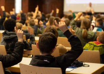 Kinder-Uni Bamberg 2026: Forschen, Staunen, Verstehen 13 Im vergangenen Jahr haben die Kinder eifrig bei der Kinder-Uni mitgemacht. Ouelle: Emma Seeger/Universität Bamberg