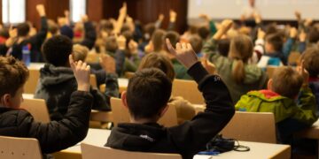 Kinder-Uni Bamberg 2026: Forschen, Staunen, Verstehen 14 Im vergangenen Jahr haben die Kinder eifrig bei der Kinder-Uni mitgemacht. Ouelle: Emma Seeger/Universität Bamberg