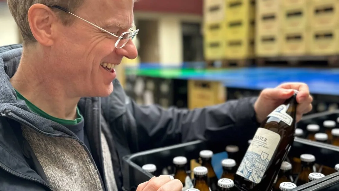 Matthias Trum mit der neuen Graser-Abfüllung. Quelle: Schlenkerla Marketing