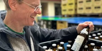 Bambergs Graser-Biere jetzt in der Flasche 12 Matthias Trum mit der neuen Graser-Abfüllung. Quelle: Schlenkerla Marketing