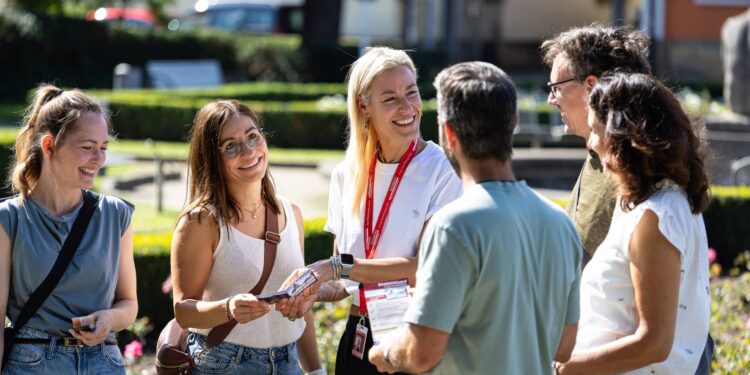 In der BAMBERGcard und dem BAMBERGcärdla sind zahlreiche Inklusivleistungen wie eine Stadtführung durch Bamberg enthalten. © Benni Lamm/BAMBERG Tourismus & Kongress Service