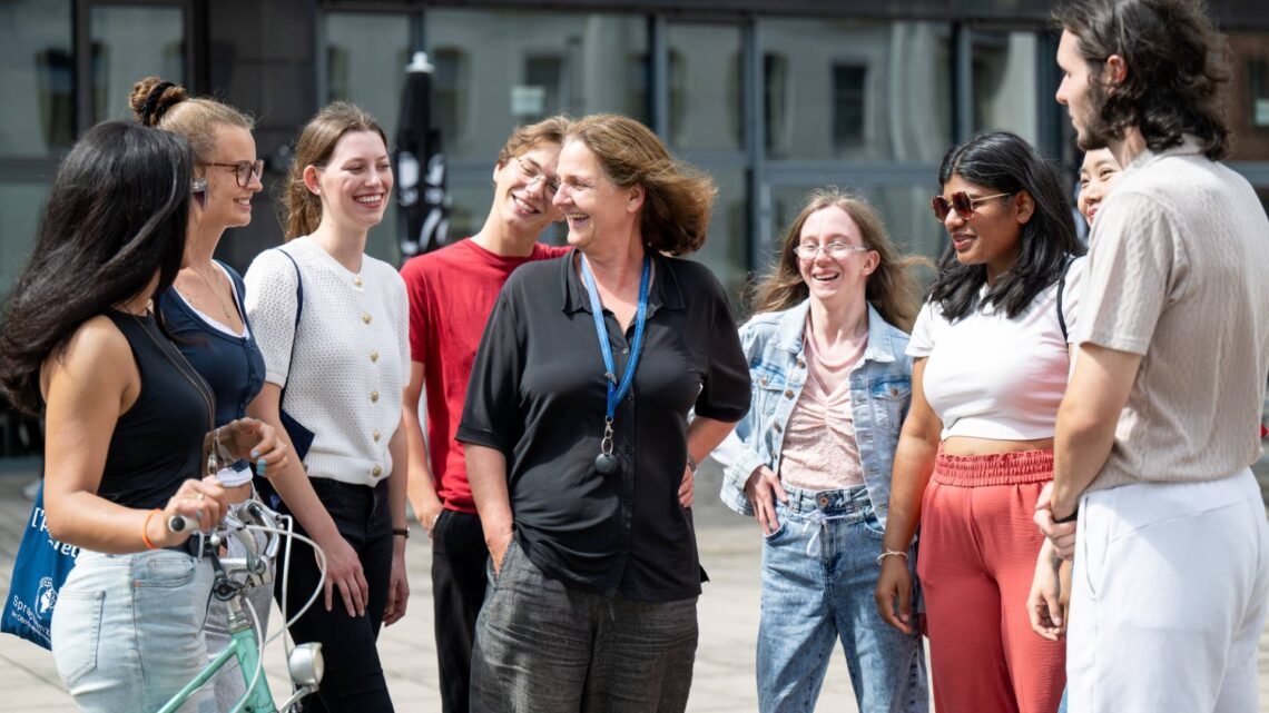 Communicator-Preis 2026 geht nach Bamberg 10 Ute Schmid macht KI verständlich – hier auf dem Campus der Universität Bamberg im Gespräch mit Studierenden. Quelle: Christian Martin