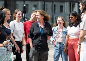 Communicator-Preis 2026 geht nach Bamberg 19 Ute Schmid macht KI verständlich – hier auf dem Campus der Universität Bamberg im Gespräch mit Studierenden. Quelle: Christian Martin