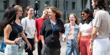 Communicator-Preis 2026 geht nach Bamberg 12 Ute Schmid macht KI verständlich – hier auf dem Campus der Universität Bamberg im Gespräch mit Studierenden. Quelle: Christian Martin