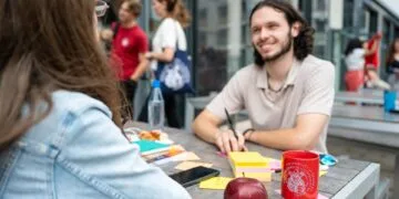 Spitzenbewertungen für Bamberger Wirtschaftsfächer im CHE-Ranking 13 Studierende vergeben im aktuellen CHE-Ranking erneut Bestnoten für Studium und Lehre in BWL, VWL und Wirtschaftsinformatik an der Universität Bamberg. Quelle: Christian Martin/Universität Bamberg