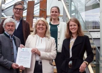 Universität Bamberg erhält bundesweit erste We-Impact-Zertifizierung 11 Die Gutachter Günther Rau (vorne l.) und Burkhard Kühnemann (hinten l.) übergeben die Gültigkeitserklärung an Kanzlerin Dagmar Steuer-Flieser (Mitte) und Antonia Schott-Bartning (vorne r.) und Theresa Riedl (hinten r.). Quelle: Emma Seeger/Universität Bamberg