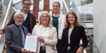 Universität Bamberg erhält bundesweit erste We-Impact-Zertifizierung 14 Die Gutachter Günther Rau (vorne l.) und Burkhard Kühnemann (hinten l.) übergeben die Gültigkeitserklärung an Kanzlerin Dagmar Steuer-Flieser (Mitte) und Antonia Schott-Bartning (vorne r.) und Theresa Riedl (hinten r.). Quelle: Emma Seeger/Universität Bamberg