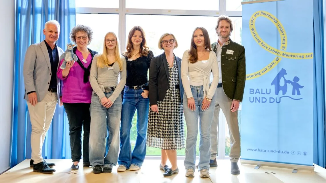 Der Gründer und geschäftsführende Vorstand von „Balu und
Du e.V.“, Dr. Dominik Esch, mit Projektleiterin Katrin Kaiser, drei „Balus“
– den Oberstufenschülerinnen Lya, Lara und Franca des EG –,
Schulreferentin Gabriele Kepic (3.v.r.) und Sebastian M. Niedermaier,
der zu diesem Zeitpunkt sein Amt als Oberbürgermeister noch nicht
angetreten hatte. Quelle: Stadt Bamberg, Sonja Seufferth