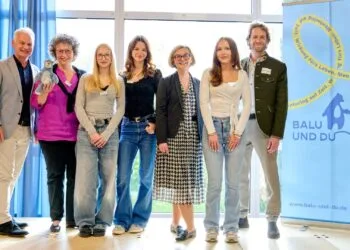 Bamberg: Schülerinnen begleiten Grundschulkinder als Mentoren 16 Der Gründer und geschäftsführende Vorstand von „Balu und
Du e.V.“, Dr. Dominik Esch, mit Projektleiterin Katrin Kaiser, drei „Balus“
– den Oberstufenschülerinnen Lya, Lara und Franca des EG –,
Schulreferentin Gabriele Kepic (3.v.r.) und Sebastian M. Niedermaier,
der zu diesem Zeitpunkt sein Amt als Oberbürgermeister noch nicht
angetreten hatte. Quelle: Stadt Bamberg, Sonja Seufferth