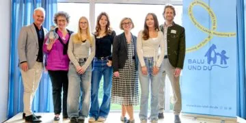 Bamberg: Schülerinnen begleiten Grundschulkinder als Mentoren 14 Der Gründer und geschäftsführende Vorstand von „Balu und
Du e.V.“, Dr. Dominik Esch, mit Projektleiterin Katrin Kaiser, drei „Balus“
– den Oberstufenschülerinnen Lya, Lara und Franca des EG –,
Schulreferentin Gabriele Kepic (3.v.r.) und Sebastian M. Niedermaier,
der zu diesem Zeitpunkt sein Amt als Oberbürgermeister noch nicht
angetreten hatte. Quelle: Stadt Bamberg, Sonja Seufferth
