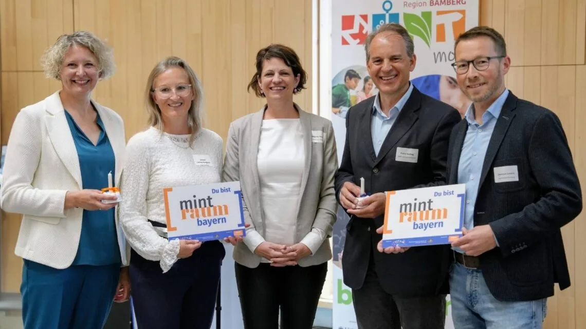 Übergabe des Siegels des MINTraum bayern an die Vertretungen der Bildungsregion Bamberg (v.l. Dr. Ingrid Stöhr, Simone Ludwig-Konggann, Susanne Knotzer, Frank Seuling, Dr. Christian Lorenz) (Quelle: Landratsamt Bamberg / Lorenz)