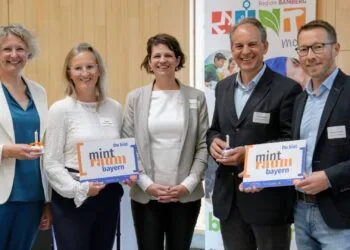 Bildungsregion Bamberg wird Teil des 'MINTraum bayern' 14 Übergabe des Siegels des MINTraum bayern an die Vertretungen der Bildungsregion Bamberg (v.l. Dr. Ingrid Stöhr, Simone Ludwig-Konggann, Susanne Knotzer, Frank Seuling, Dr. Christian Lorenz) (Quelle: Landratsamt Bamberg / Lorenz)