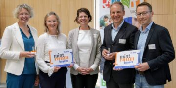 Übergabe des Siegels des MINTraum bayern an die Vertretungen der Bildungsregion Bamberg (v.l. Dr. Ingrid Stöhr, Simone Ludwig-Konggann, Susanne Knotzer, Frank Seuling, Dr. Christian Lorenz) (Quelle: Landratsamt Bamberg / Lorenz)