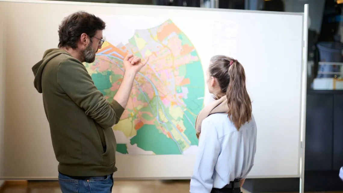 Bei einer Veranstaltung in der VHS Bamberg wurde
der Flächennutzungsplan mit integriertem Landschaftsplan intensiv
vorgestellt. Quelle: Stadt Bamberg, Sonja Seufferth