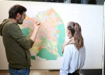 Bamberg plant die Zukunft der Stadtentwicklung 18 Bei einer Veranstaltung in der VHS Bamberg wurde
der Flächennutzungsplan mit integriertem Landschaftsplan intensiv
vorgestellt. Quelle: Stadt Bamberg, Sonja Seufferth