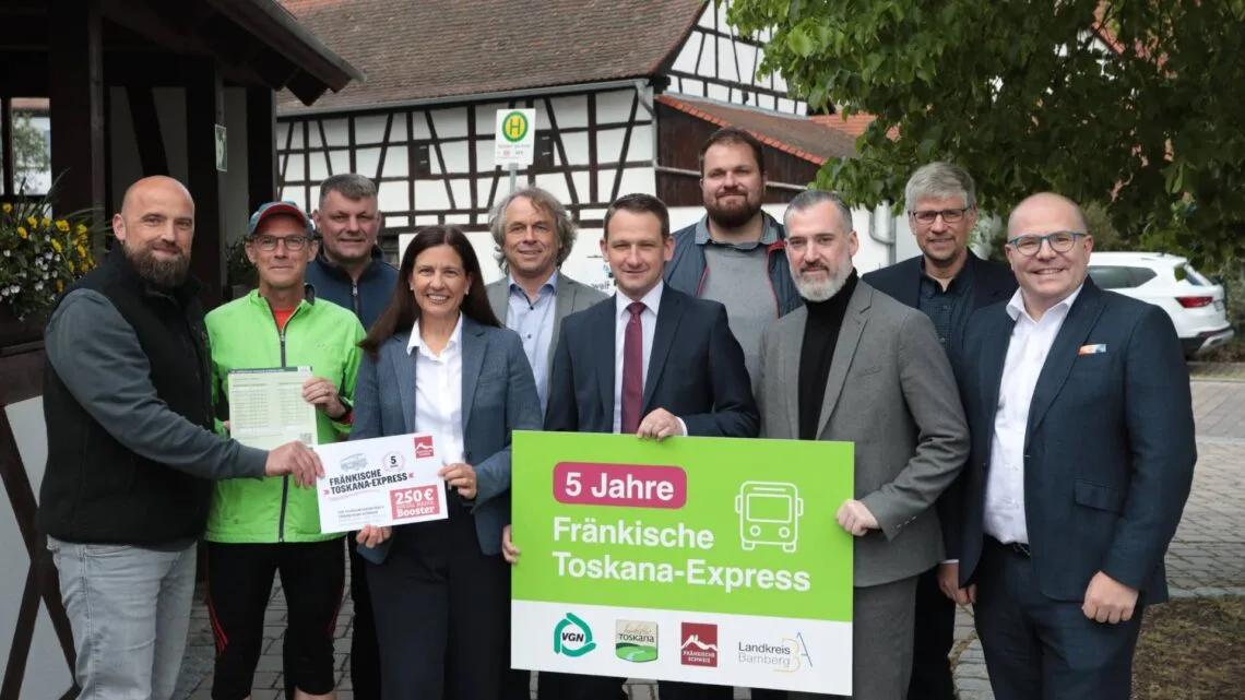 An der Bushaltestelle in Rossdorf a. F. trafen sich die Akteure der Freizeitlinie 'Fränkische Toskana Express' zum Austausch und Netzwerken (v. l. ): Matthias Helldörfer (Geschäftsführer Tourismuszentrale Fränkische Schweiz), Wolfgang Desel (Erster Bürgermeister Gemeinde Strullendorf), Christian Sauer (Inhaber Brauerei Sauer Rossdorf a.F.), Bianca Müller (Tourismusmanagerin Fränkische Toskana), Ulrich Büscher (Werbung/Freizeit VGN), Landrat Johannes Maciejonczyk (Landkreis Bamberg), Dennis Flach (Fachbereichsleitung ÖPNV, Landratsamt Bamberg), Markus Wörner (Leiter Kommunikation und Service VGN), Rainer Keis (Wirtschaftsförderung, Landratsamt Bamberg), Matthias Deuber (Erster Bürgermeister Gemeinde Litzendorf). (Foto: Daniel Nagel)