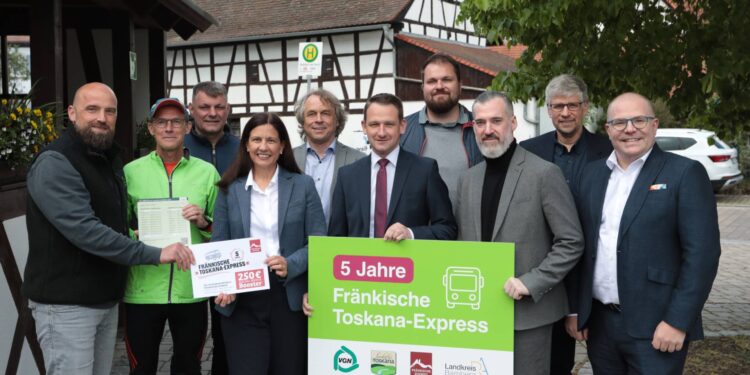 An der Bushaltestelle in Rossdorf a. F. trafen sich die Akteure der Freizeitlinie 'Fränkische Toskana Express' zum Austausch und Netzwerken (v. l. ): Matthias Helldörfer (Geschäftsführer Tourismuszentrale Fränkische Schweiz), Wolfgang Desel (Erster Bürgermeister Gemeinde Strullendorf), Christian Sauer (Inhaber Brauerei Sauer Rossdorf a.F.), Bianca Müller (Tourismusmanagerin Fränkische Toskana), Ulrich Büscher (Werbung/Freizeit VGN), Landrat Johannes Maciejonczyk (Landkreis Bamberg), Dennis Flach (Fachbereichsleitung ÖPNV, Landratsamt Bamberg), Markus Wörner (Leiter Kommunikation und Service VGN), Rainer Keis (Wirtschaftsförderung, Landratsamt Bamberg), Matthias Deuber (Erster Bürgermeister Gemeinde Litzendorf). (Foto: Daniel Nagel)