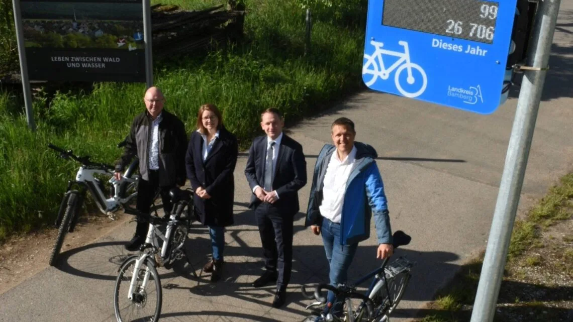 (v. l.): Gruppenbild vor der neuen Zählstelle in Pettstadt: Jochen Strauß (Fachbereich Mobilität), 1. Bürgermeisterin Michaela Kaiser (Pettstadt), Landrat Johannes Maciejonczyk (Landkreis Bamberg), Markus Hammrich (Fachbereichsleiter Mobilität). (Quelle: Landratsamt Bamberg/Hammrich)