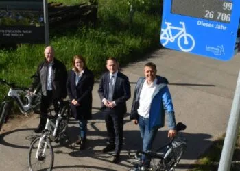 Erste Fahrradzählstelle im Landkreis Bamberg eröffnet 11 (v. l.): Gruppenbild vor der neuen Zählstelle in Pettstadt: Jochen Strauß (Fachbereich Mobilität), 1. Bürgermeisterin Michaela Kaiser (Pettstadt), Landrat Johannes Maciejonczyk (Landkreis Bamberg), Markus Hammrich (Fachbereichsleiter Mobilität). (Quelle: Landratsamt Bamberg/Hammrich)