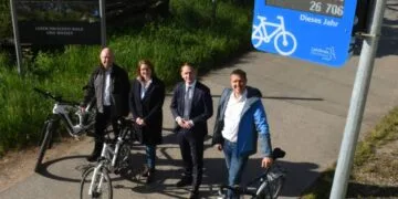 Erste Fahrradzählstelle im Landkreis Bamberg eröffnet 12 (v. l.): Gruppenbild vor der neuen Zählstelle in Pettstadt: Jochen Strauß (Fachbereich Mobilität), 1. Bürgermeisterin Michaela Kaiser (Pettstadt), Landrat Johannes Maciejonczyk (Landkreis Bamberg), Markus Hammrich (Fachbereichsleiter Mobilität). (Quelle: Landratsamt Bamberg/Hammrich)