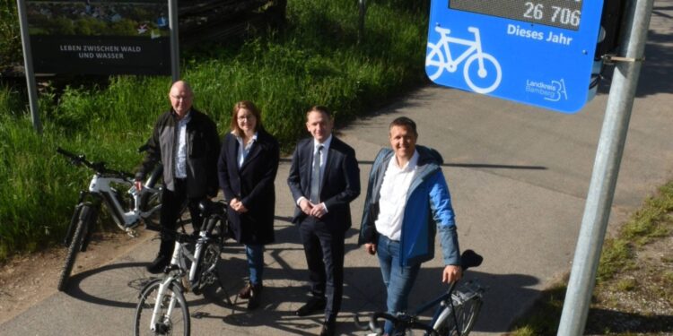 (v. l.): Gruppenbild vor der neuen Zählstelle in Pettstadt: Jochen Strauß (Fachbereich Mobilität), 1. Bürgermeisterin Michaela Kaiser (Pettstadt), Landrat Johannes Maciejonczyk (Landkreis Bamberg), Markus Hammrich (Fachbereichsleiter Mobilität). (Quelle: Landratsamt Bamberg/Hammrich)