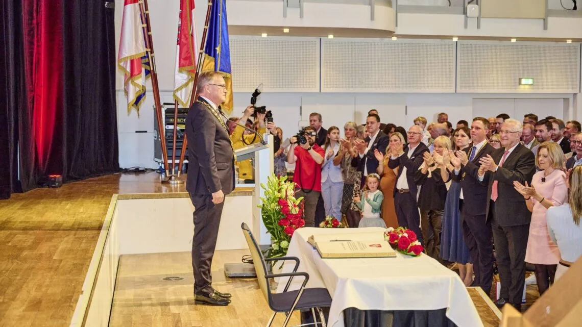 Stehende Ovationen: Nach seiner Rede erhoben sich die Gäste und
zollten Andreas Starke mit lang anhaltendem Beifall Respekt und
Anerkennung. / Foto: Stadtarchiv Bamberg, Nadine Gumpert