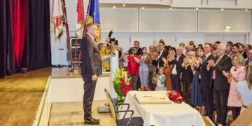 Ära endet nach 20 Jahren: Bamberg verabschiedet OB Starke 13 Stehende Ovationen: Nach seiner Rede erhoben sich die Gäste und
zollten Andreas Starke mit lang anhaltendem Beifall Respekt und
Anerkennung. / Foto: Stadtarchiv Bamberg, Nadine Gumpert
