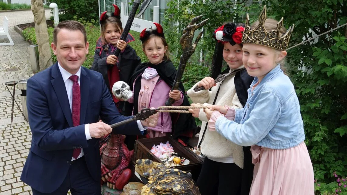 Kinderfest auf der Giechburg lädt zum Familiennachmittag ein 10 „Burgherr“ Landrat Johannes Maciejonczyk übergibt den Schlüssel zur Giechburg an die Kinder (Foto: Landratsamt Bamberg/Förtsch)