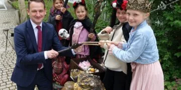 Kinderfest auf der Giechburg lädt zum Familiennachmittag ein 13 „Burgherr“ Landrat Johannes Maciejonczyk übergibt den Schlüssel zur Giechburg an die Kinder (Foto: Landratsamt Bamberg/Förtsch)