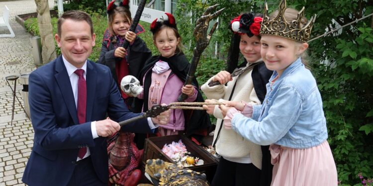 „Burgherr“ Landrat Johannes Maciejonczyk übergibt den Schlüssel zur Giechburg an die Kinder (Foto: Landratsamt Bamberg/Förtsch)