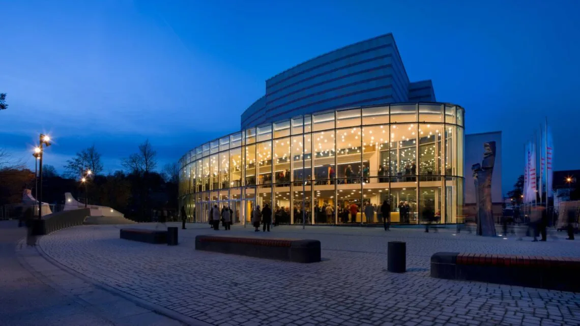 Eine Hinter den Kulissen-Führung lädt dazu ein, die Konzert- und
Kongresshalle zu erkunden.
Foto: Peter Eberts