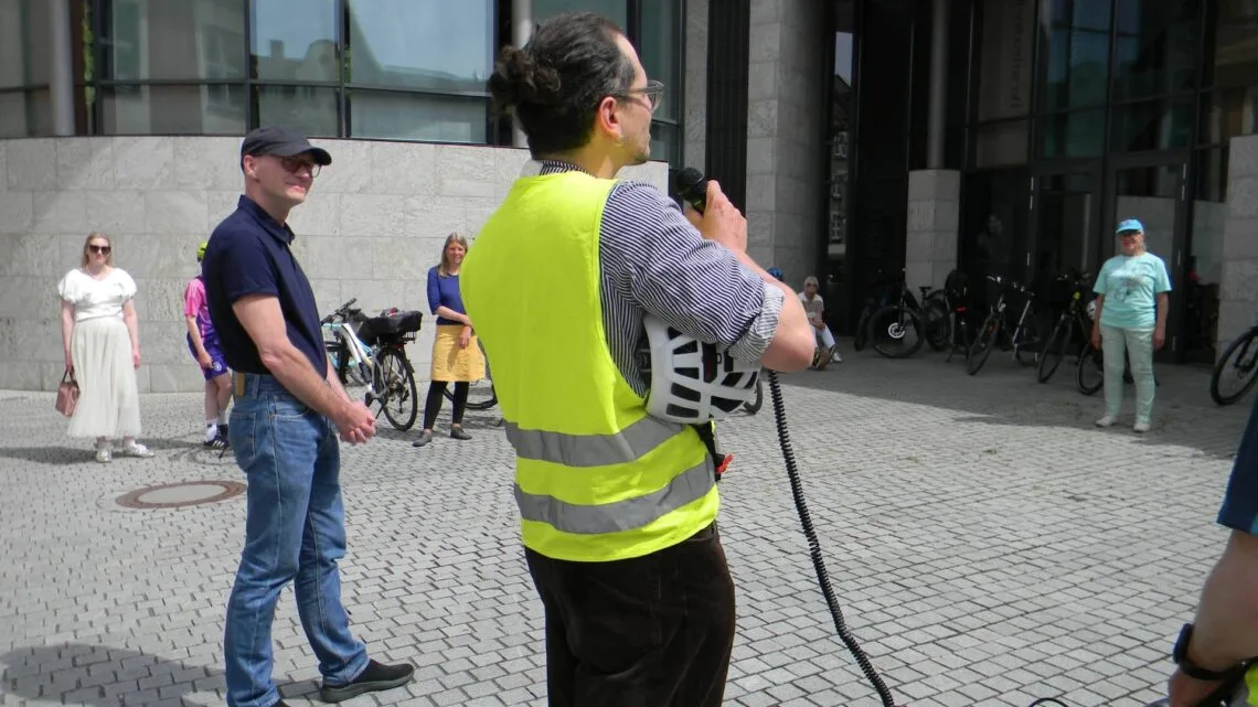 Martin Habermeyer (rechts) und John von Düffel bei der
Begrüßung der Tour-Teilnehmerinnen und -Teilnehmer. Fotos: Stadt
Bamberg, Gerhard Beck