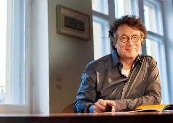 Bamberger Poetikprofessur startet mit Ingo Schulze 14 Der Schriftsteller Ingo Schulze übernimmt die
Poetikprofessur im Jahr 2026. Quelle: Gaby Gerster