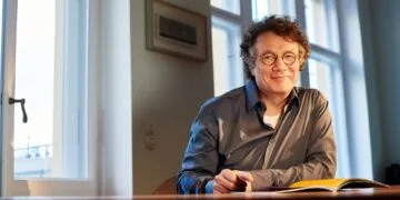 Bamberger Poetikprofessur startet mit Ingo Schulze 13 Der Schriftsteller Ingo Schulze übernimmt die
Poetikprofessur im Jahr 2026. Quelle: Gaby Gerster