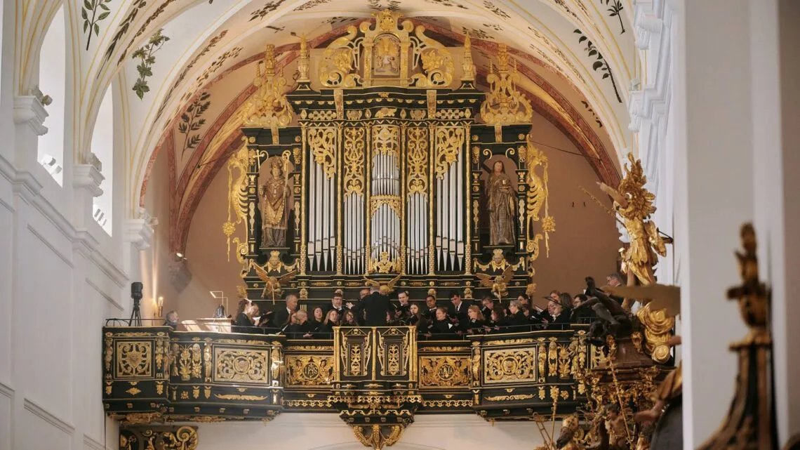 Auch zur Sanierung der Orgel über dem Eingangsportal gibt es
umfangreiche Erklärungen. Quelle: Bürgerspitalstiftung Bamberg, Lara Müller